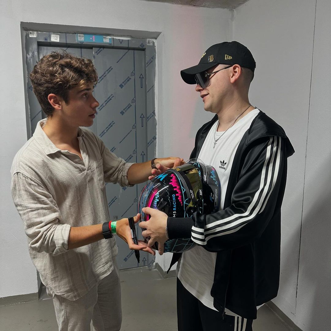 Mirá las fotos del encuentro de Colapinto y Bizarrap: Para cerrar una noche mágica en Madrid le dejé un recuerdo a @bizarrap de este año que estamos compartiendo juntos! El casco más lindo que tuve y el que más representa. Gracias x todo amigo (5).jpg